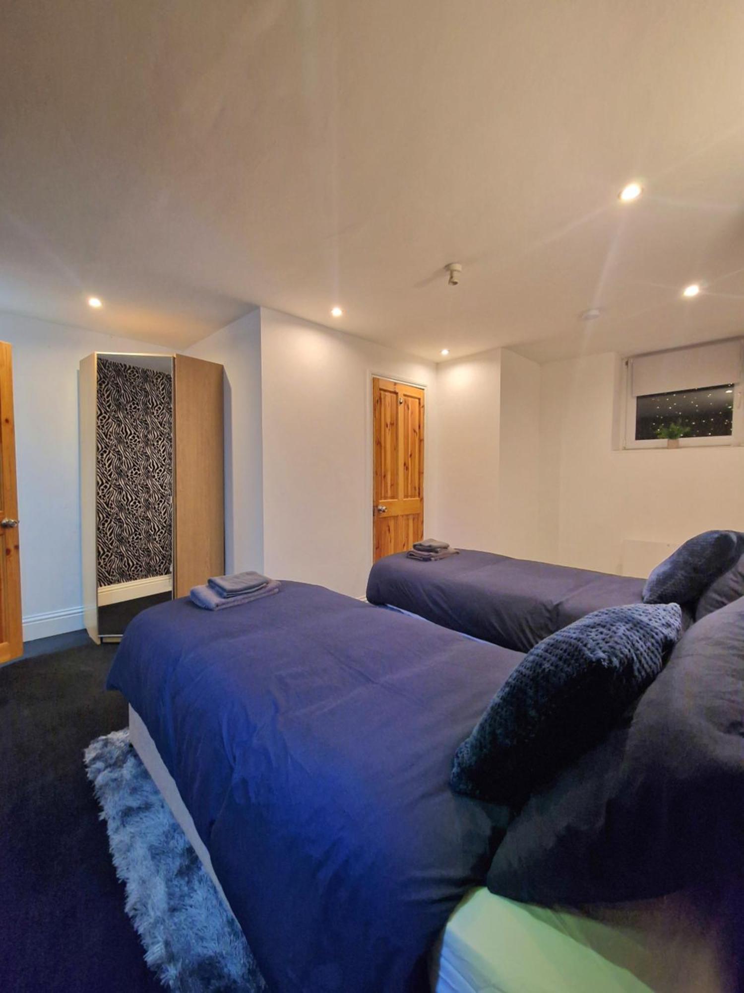 Private Courtyard Apartment In Bradford With Parking Шипли Екстериор снимка