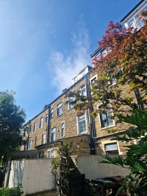Private Courtyard Apartment In Bradford With Parking Шипли Екстериор снимка